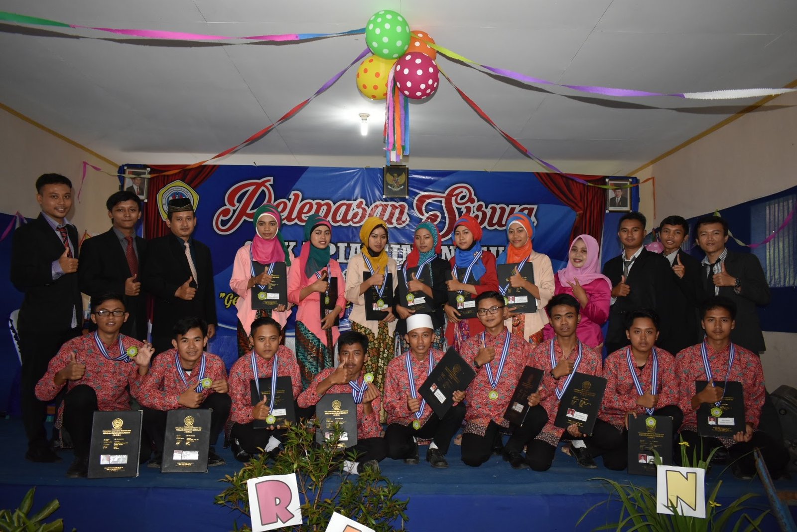 pelepasan siswa angkatan pertama