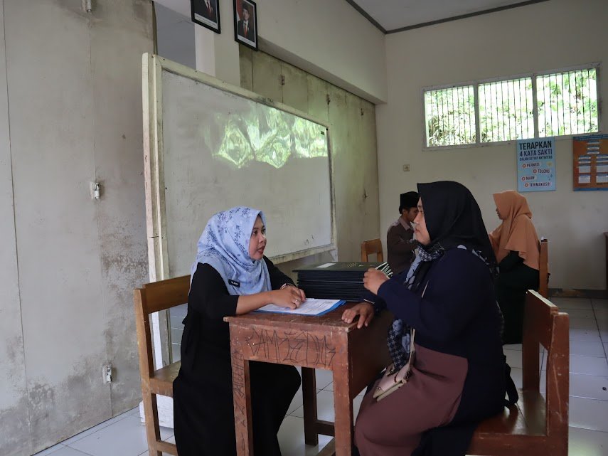 Penyerahan Raport Semester Gasal 2025-2026 SMK YPIA Cimanggu Kelas XII