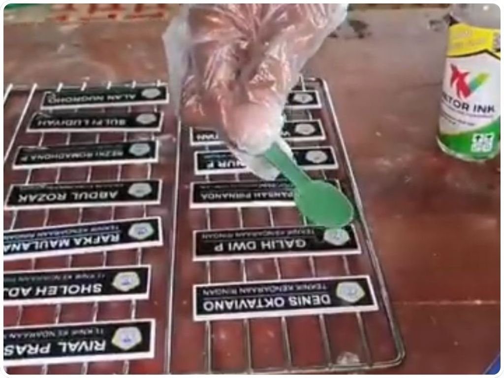 Proses coating resin lycal papan nama dada nametag