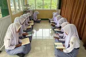 Siswa SMK YPIA Cimanggu rutin membaca Al-Qur'an setiap pagi sebelum kegiatan pembelajaran
