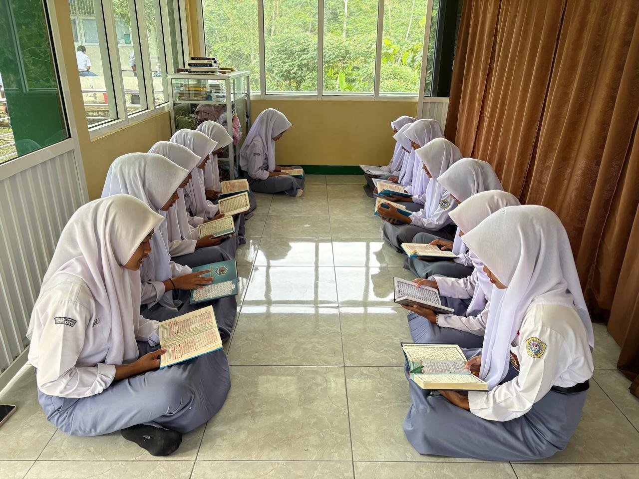 Siswa SMK YPIA Cimanggu rutin membaca Al-Qur'an setiap pagi sebelum kegiatan pembelajaran