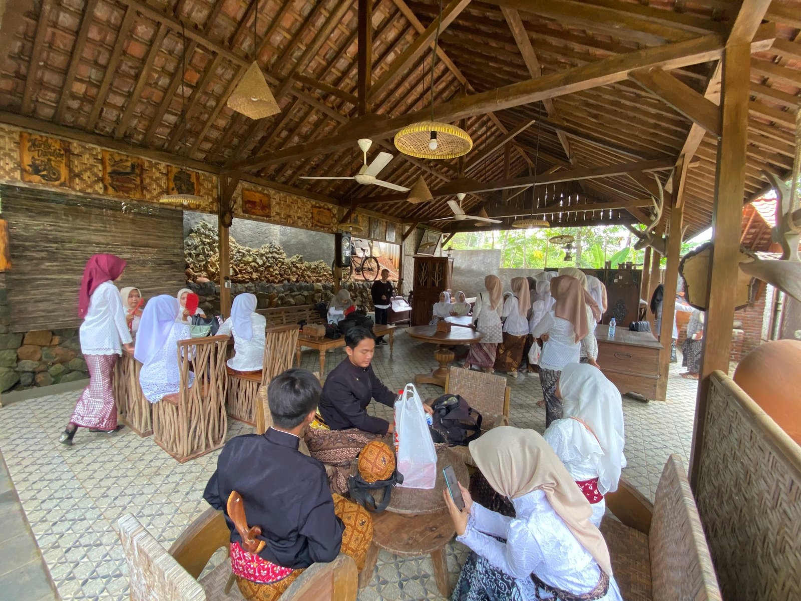 Teaching Factory CreaTV SMK YPIA Cimanggu Pemotretan Year Book SMK Farmasi Majenang di Kopi Sugara Sidareja