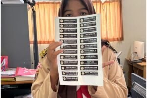 Workshop kewirausahaan membuat papan nama dada nametag