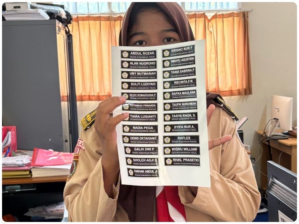 Workshop kewirausahaan membuat papan nama dada nametag