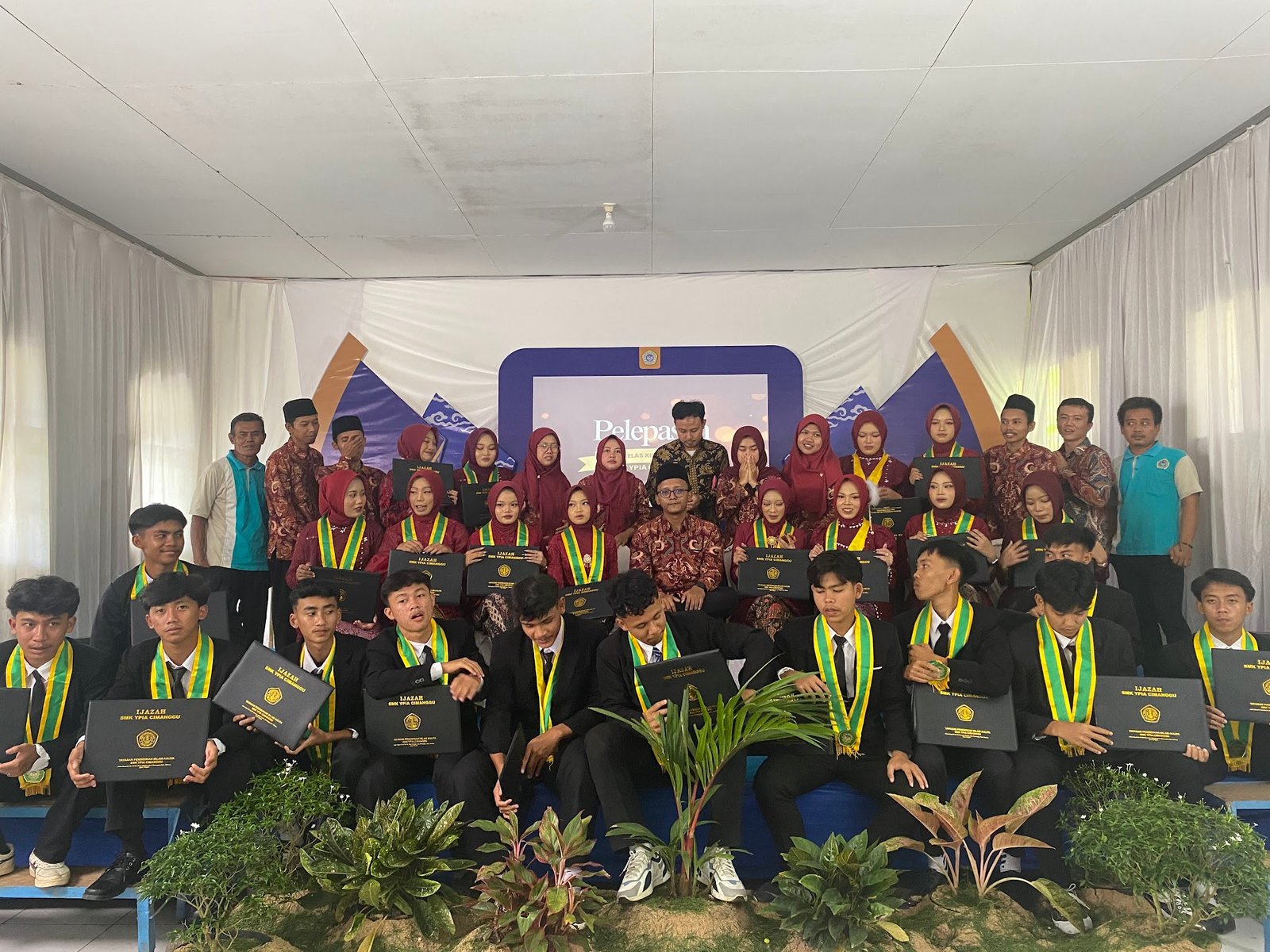 foto bersama pelepasan siswa angatan 9 smk ypia cimanggu 2025