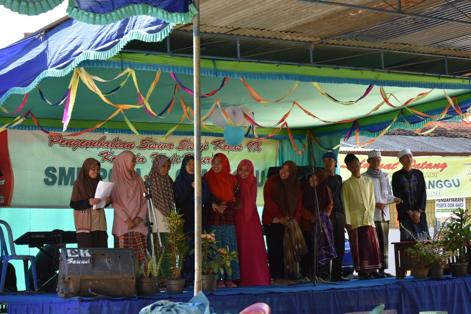 penampilan teater smk ypia cimanggu dalam pelepasan siswa kelas IX smp pgri 18 cimanggu