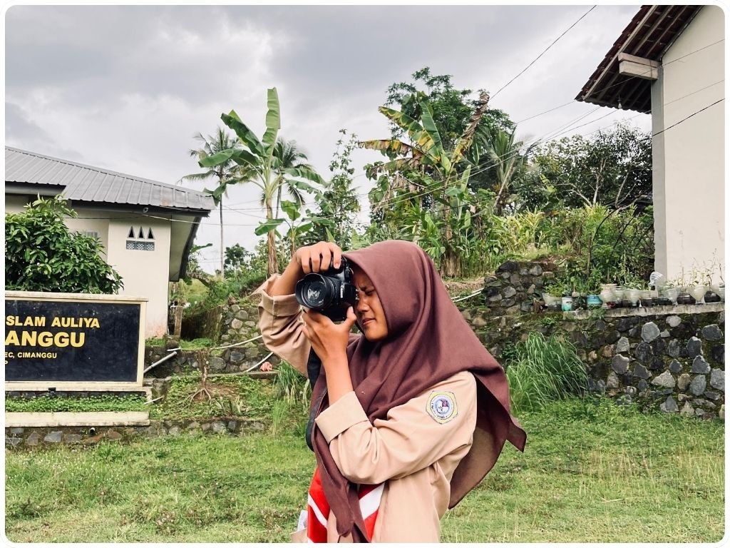 siswa praktik mengoperasikan kamera dalam workshop fotografi